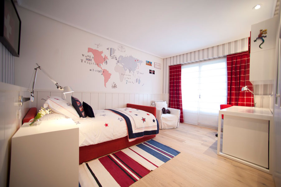 Sube Susaeta Interiorismo www.subeinteriorismo.com realiza la decoracion de vivienda en Bilbao, reforma integral. Diseño interior de dormitorio infantil en blanco, rojo y azul
