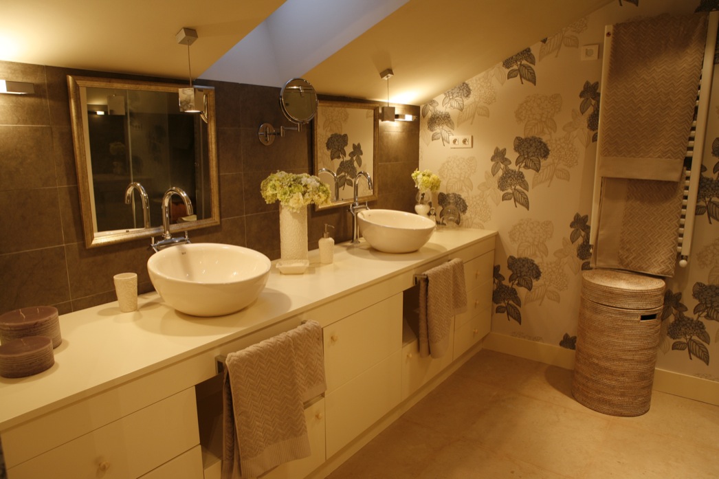Sube Susaeta Interiorismo Bilbao, diseño de cuarto de baño principal con papel pintado