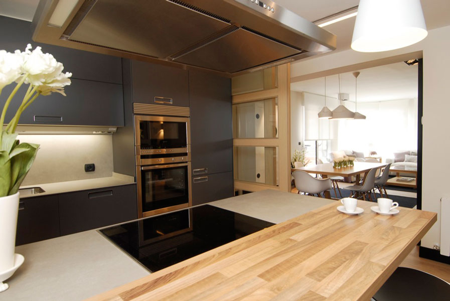 Interior cocina comunicada al salón diseñada por SuBe Susaeta Interiorismo Araba