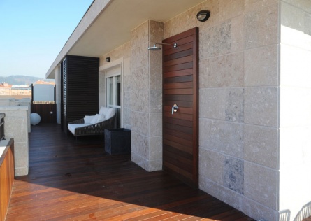 Decoracion terraza atico chill out con sofa y ducha en casa diseñada por SuBe Susaeta Interiorismo Sube Contract