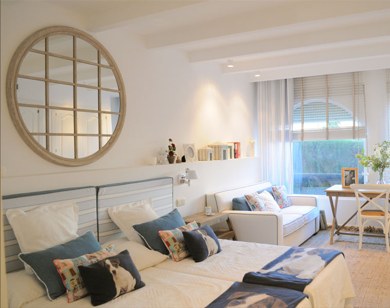 Reforma interior decoración dormitorio por Sube Susaeta Interiorismo, en vivienda de verano Marbella