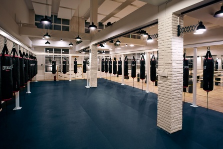 Diseño espacios singulares: decoración gimnasio en Madrid | Sube
