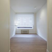 Sube Interiorismo reforma integral de vivienda en Bilbao, dormitorio blanco