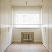 Sube Interiorismo reforma integral de vivienda en Bilbao, vestidor en blanco