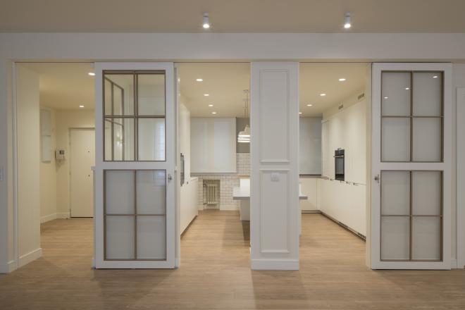 Sube Interiorismo reforma integral de vivienda en Bilbao, cocina unida al salón