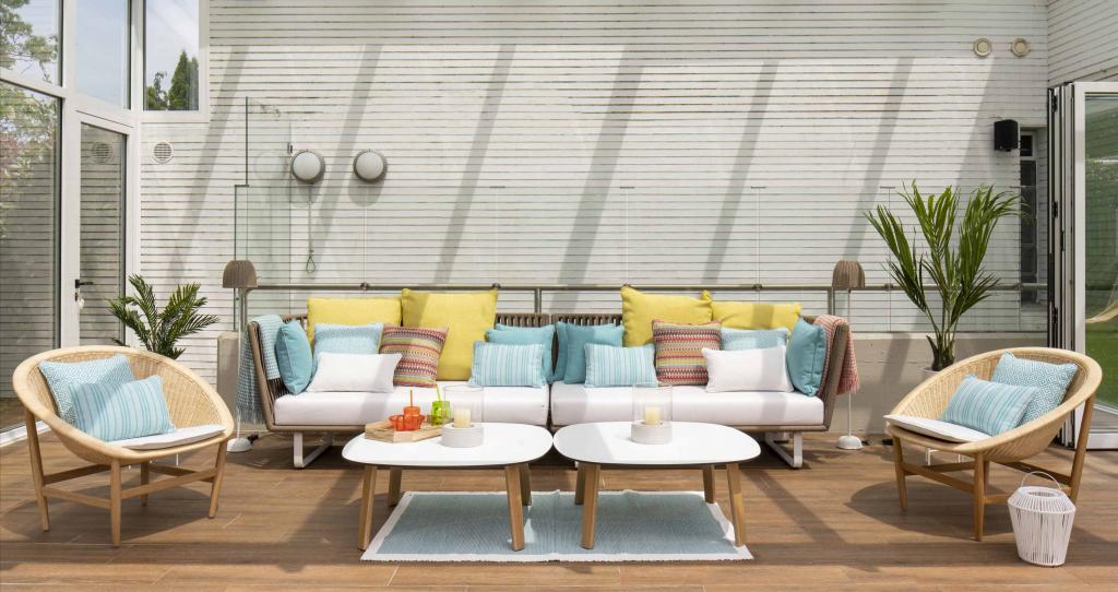 Diseño de terraza con muebles de Kettal, en reforma integral de vivienda por Sube Interiorismo Bilbao