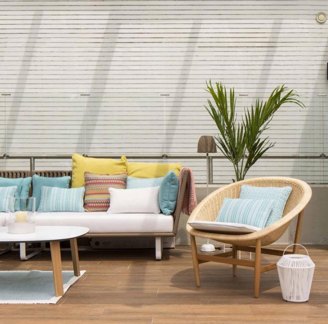 Diseño de terraza con muebles de Kettal, en reforma integral de vivienda por Sube Interiorismo Bilbao