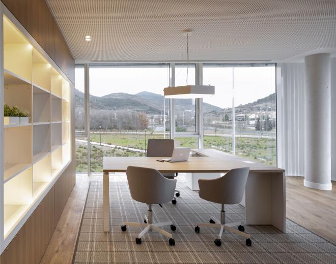 Diseño de oficina, gran sala de reuniones en madera. Sube Interiorismo, Bilbao