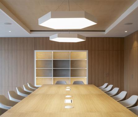 Diseño de oficina, gran sala de reuniones en madera. Sube Interiorismo, Bilbao