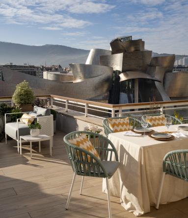 Mesa comedor en terraza con vistas Guggenheim