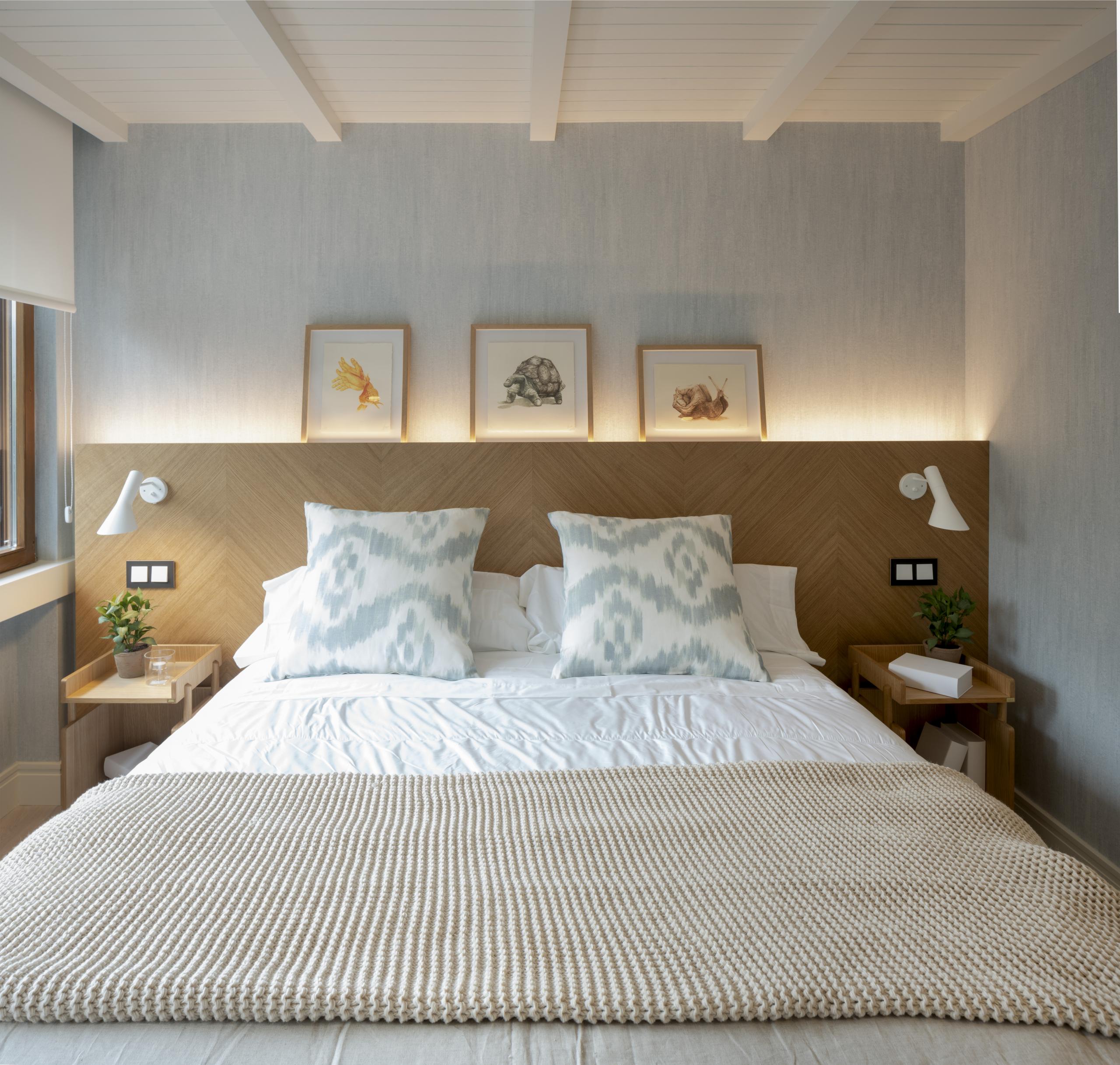 Diseño interior de dormitorio con cabecero de madera