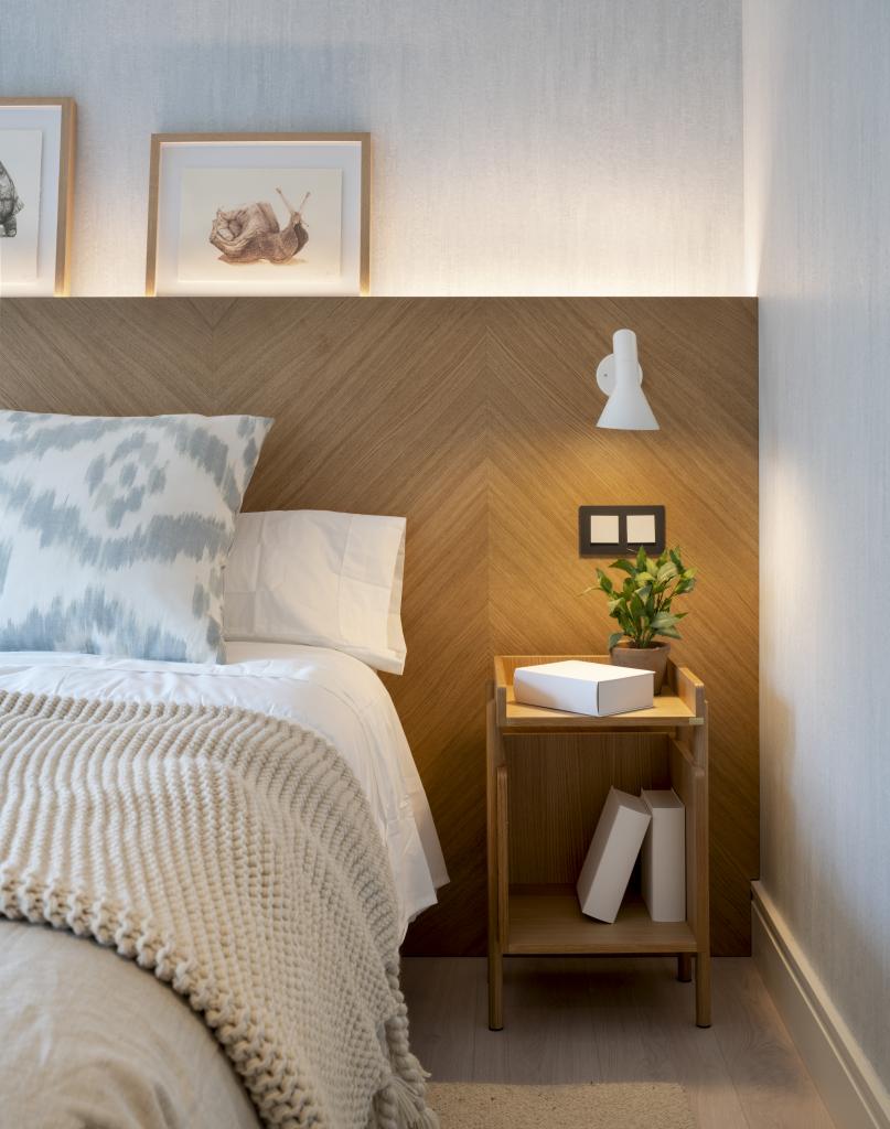 Diseño interior de dormitorio con cabecero de madera