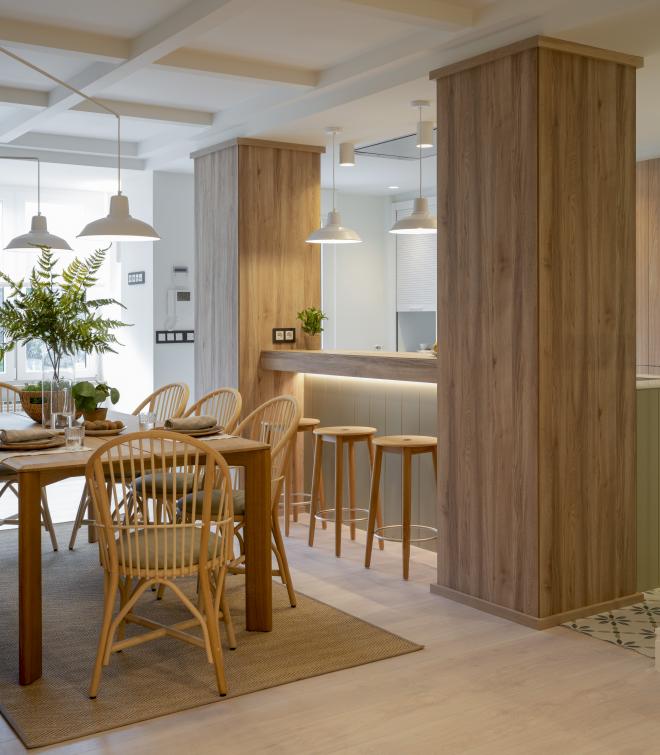Comedor de madera decorado por Sube Interiorismo Bilbao