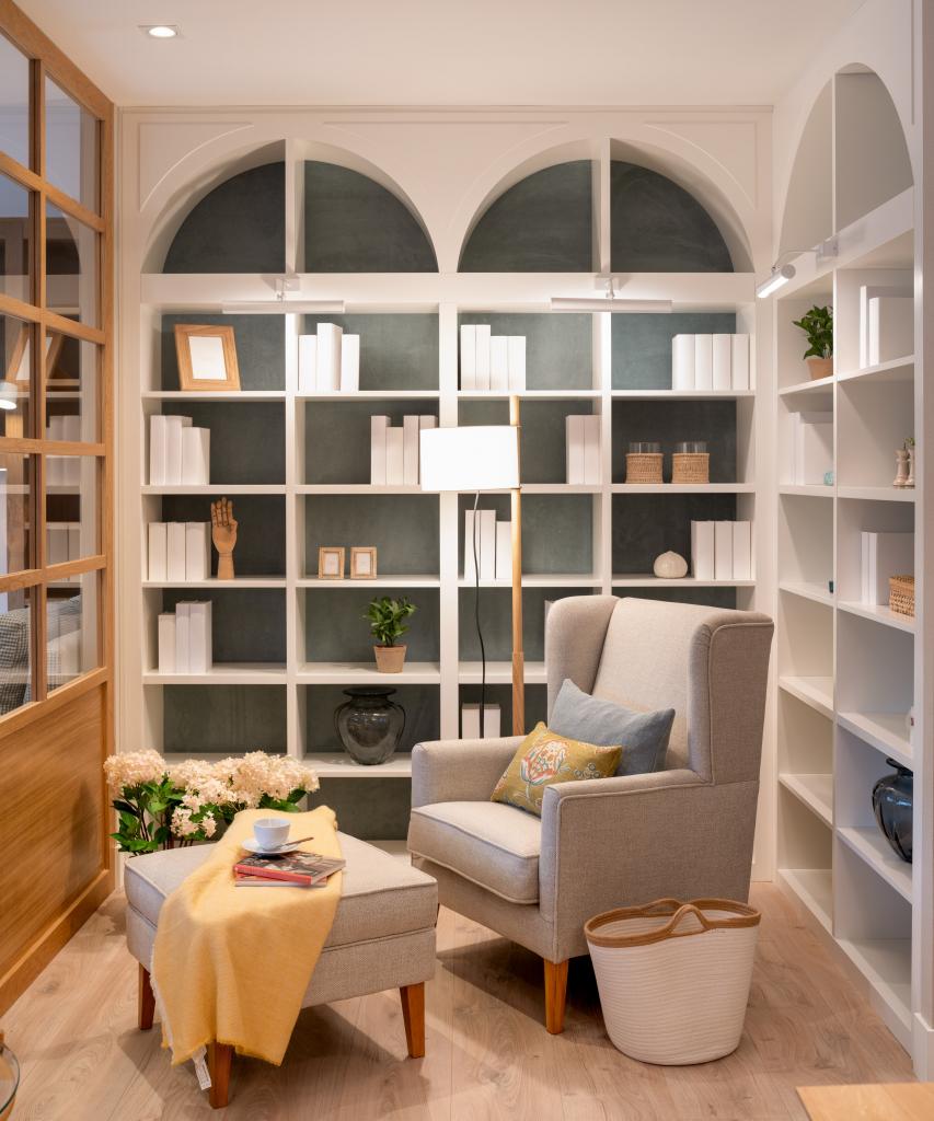 Diseño de zona de lectura con biblioteca
