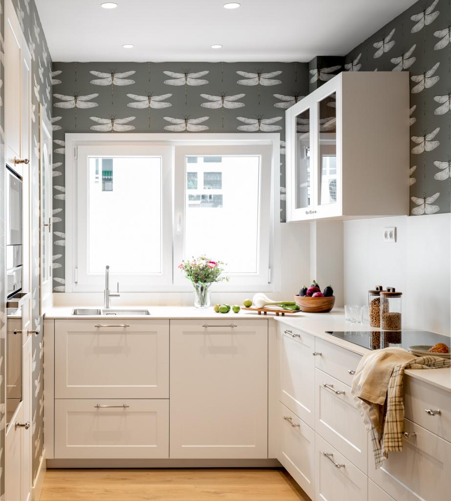 Diseño de cocina con muebles blancos y papel pintado gris
