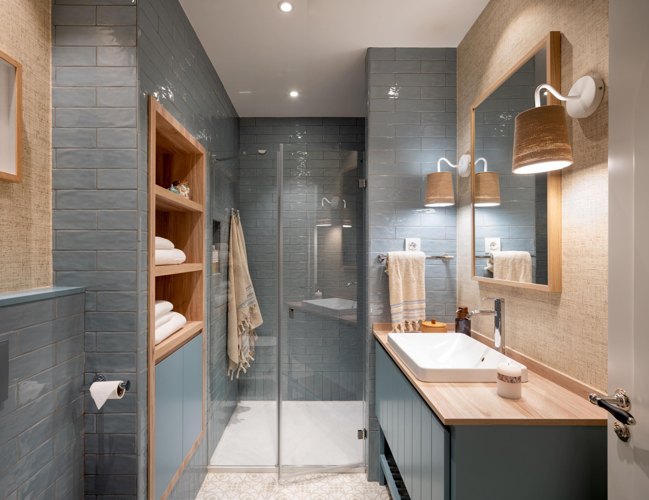 Diseño de cuarto de baño en azul