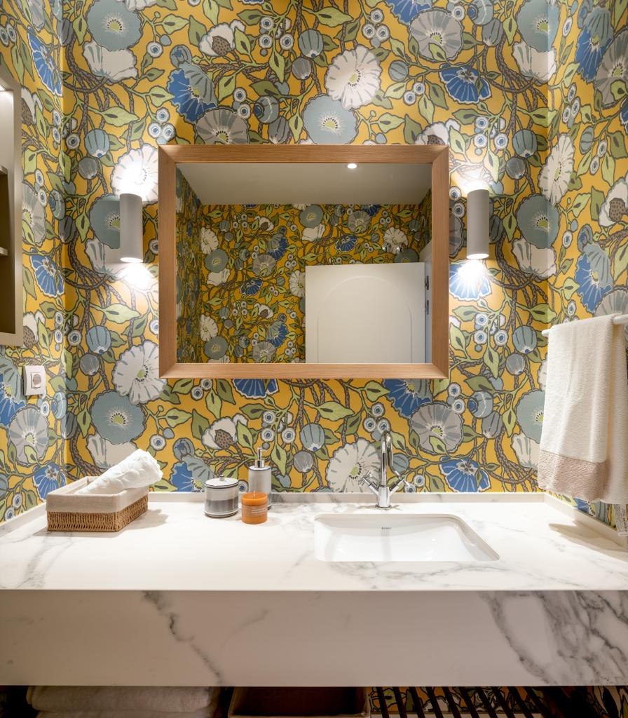 Diseño de cuarto de baño con papel pintado de flores